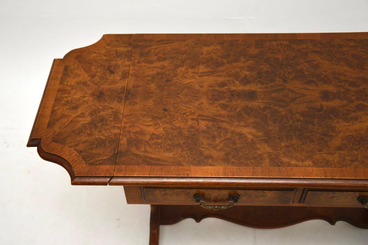 Table basse / d'appoint ancienne en ronce de noyer en vente 1