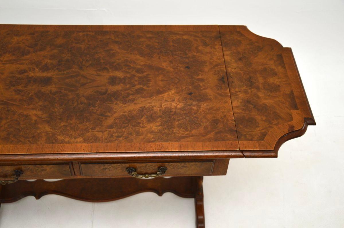 Table basse / d'appoint ancienne en ronce de noyer en vente 2