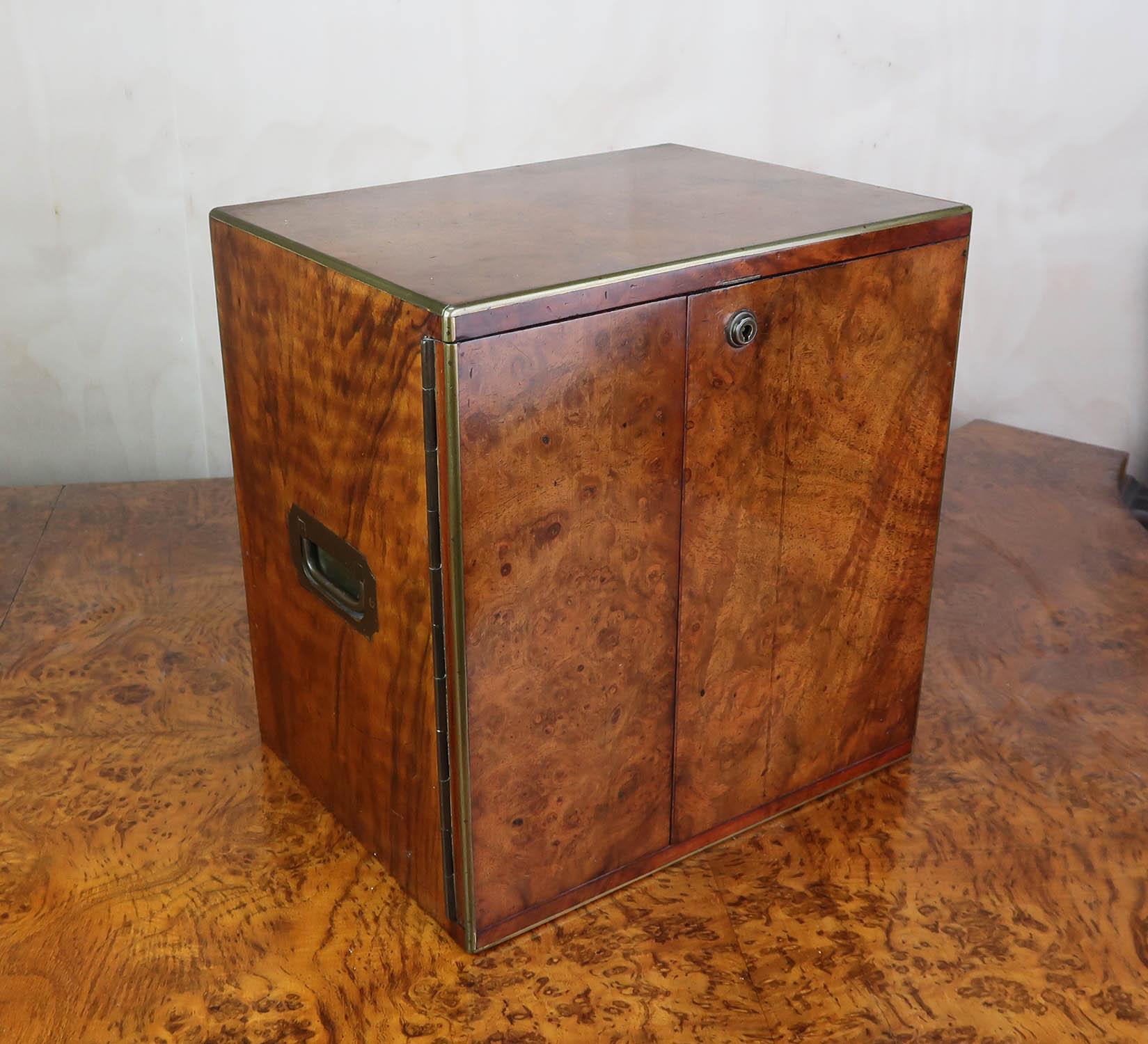 Maravilloso humidor de puros de nogal con rebabas

Fabuloso color y figura en la madera. Con embellecedor de latón

Pátina original. Sin repulir

3 cajones interiores forrados de cedro

Tiene llave pero no es la llave original

Envío gratuito al