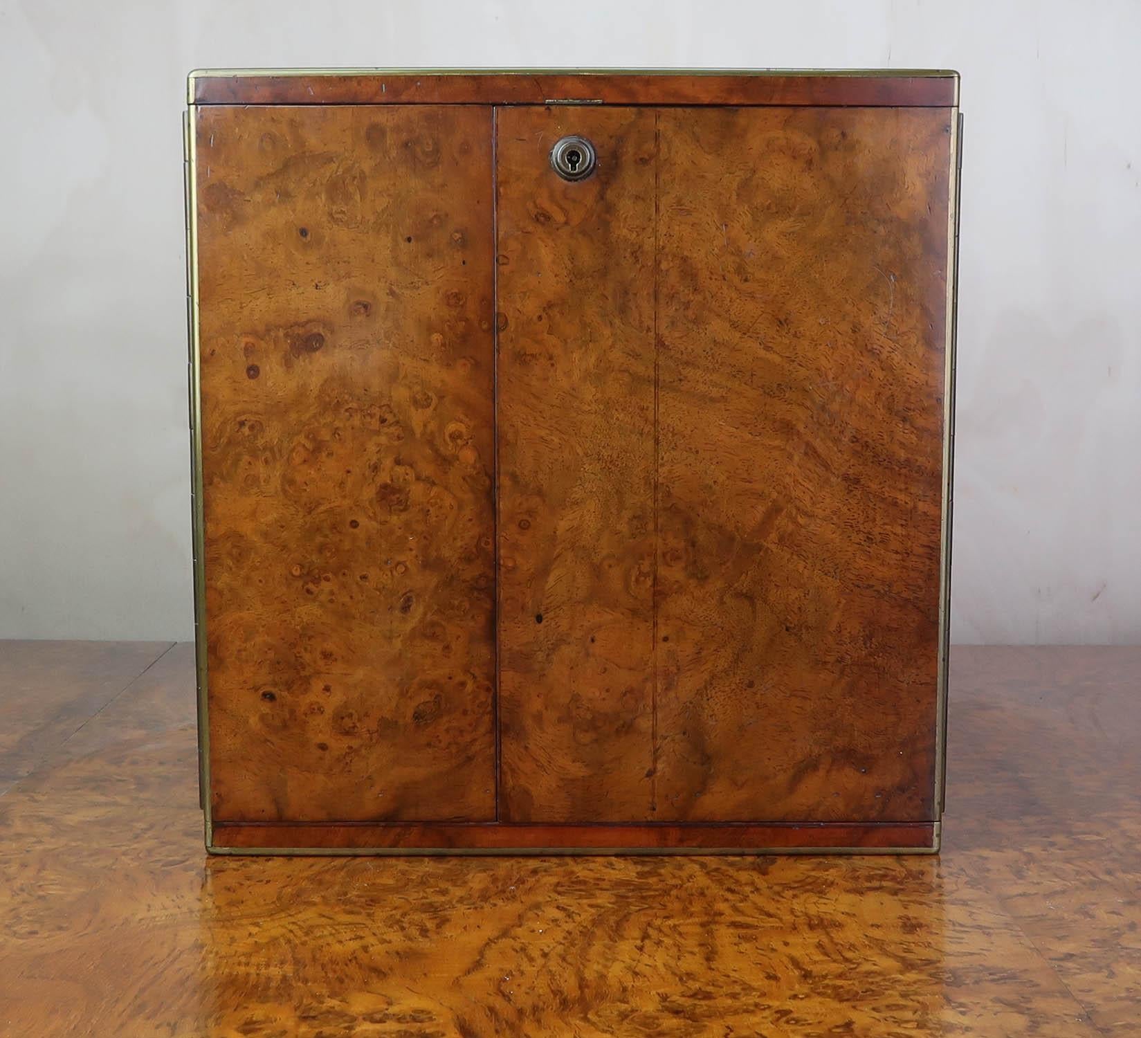 Humidificador de puros antiguo de caballero en madera de nogal. Inglés C.1830 Georgiano