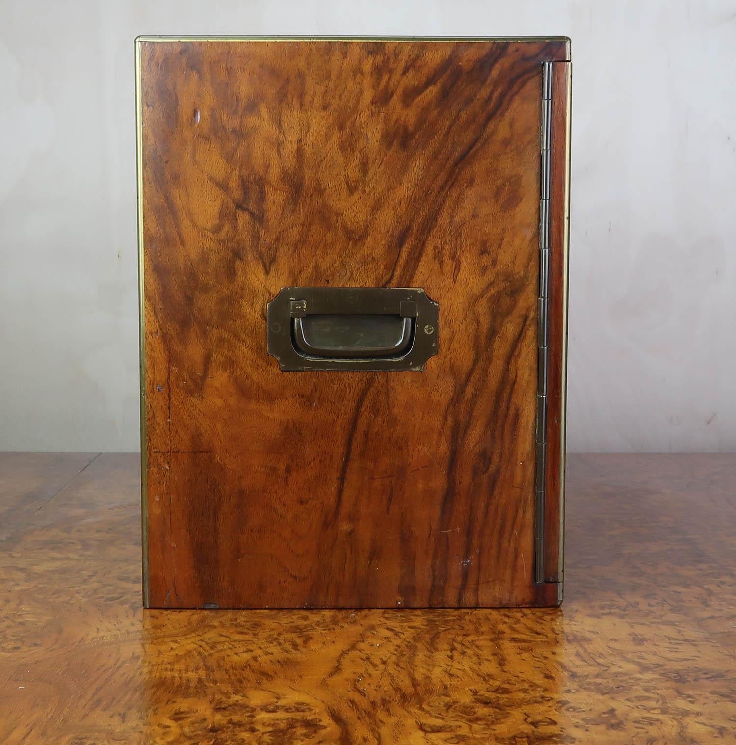Humidificador de puros antiguo de caballero en madera de nogal. Inglés C.1830 Chapado