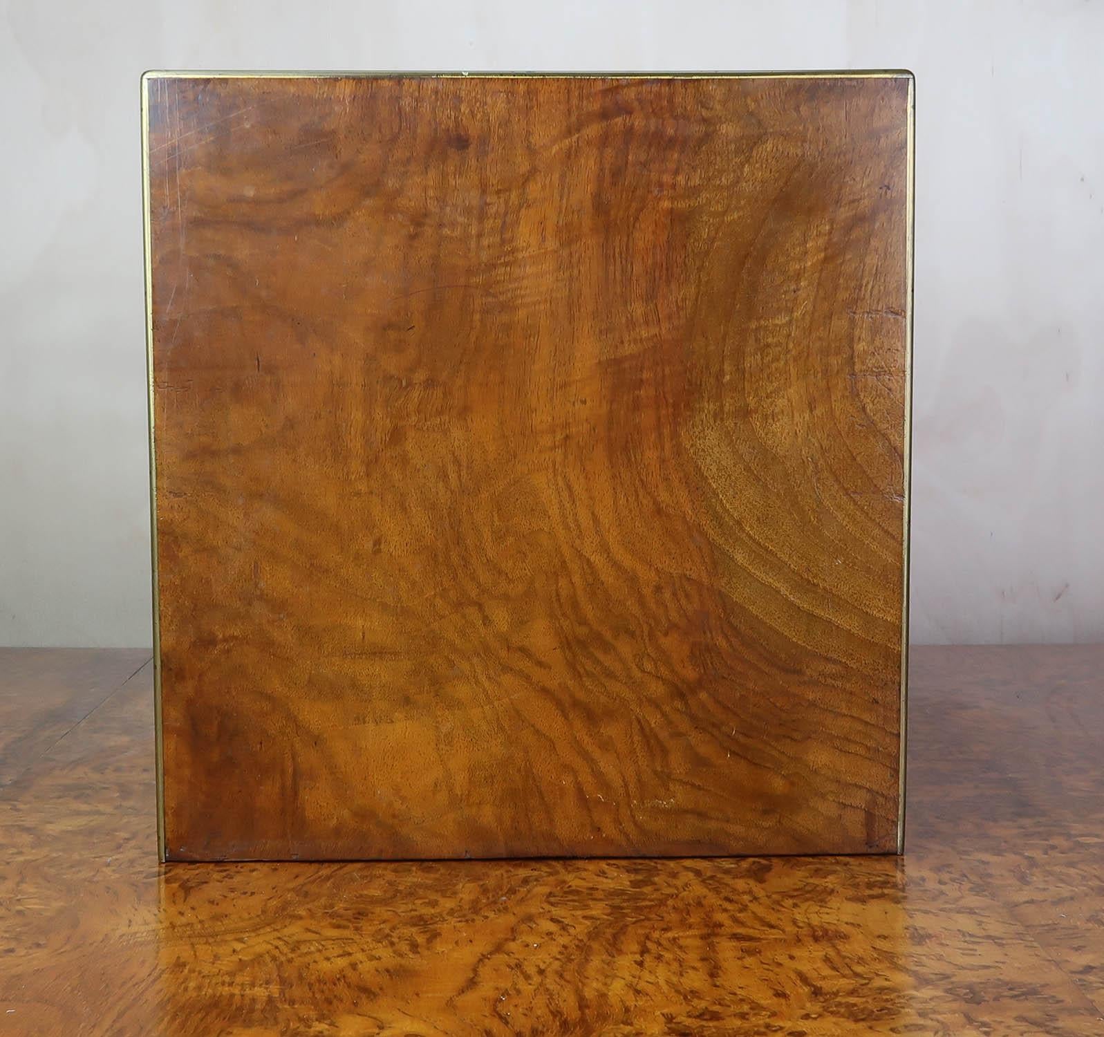 Humidificador de puros antiguo de caballero en madera de nogal. Inglés C.1830 en Bueno Estado en St Annes, Lancashire