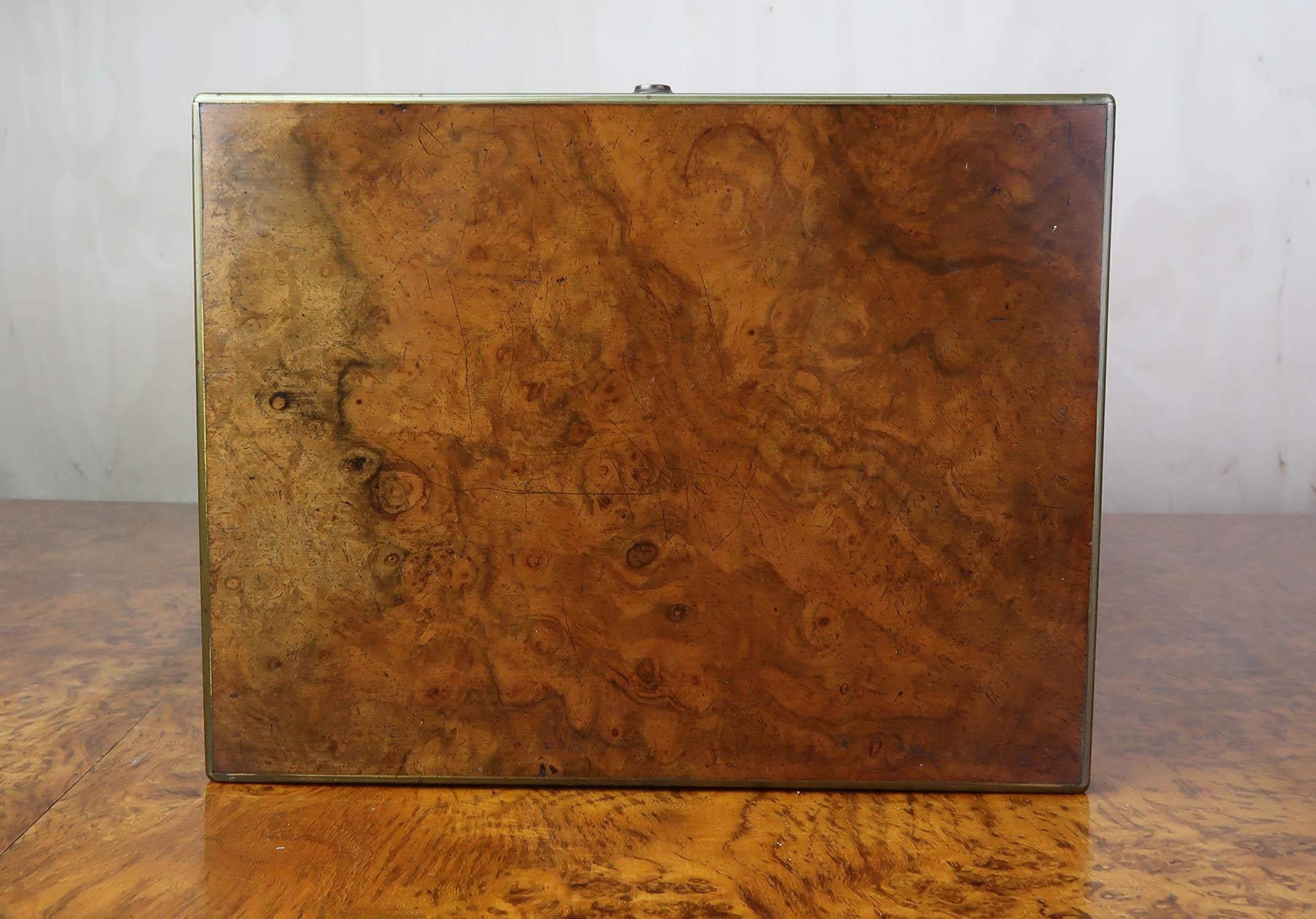Humidificador de puros antiguo de caballero en madera de nogal. Inglés C.1830 Mediados del siglo XIX
