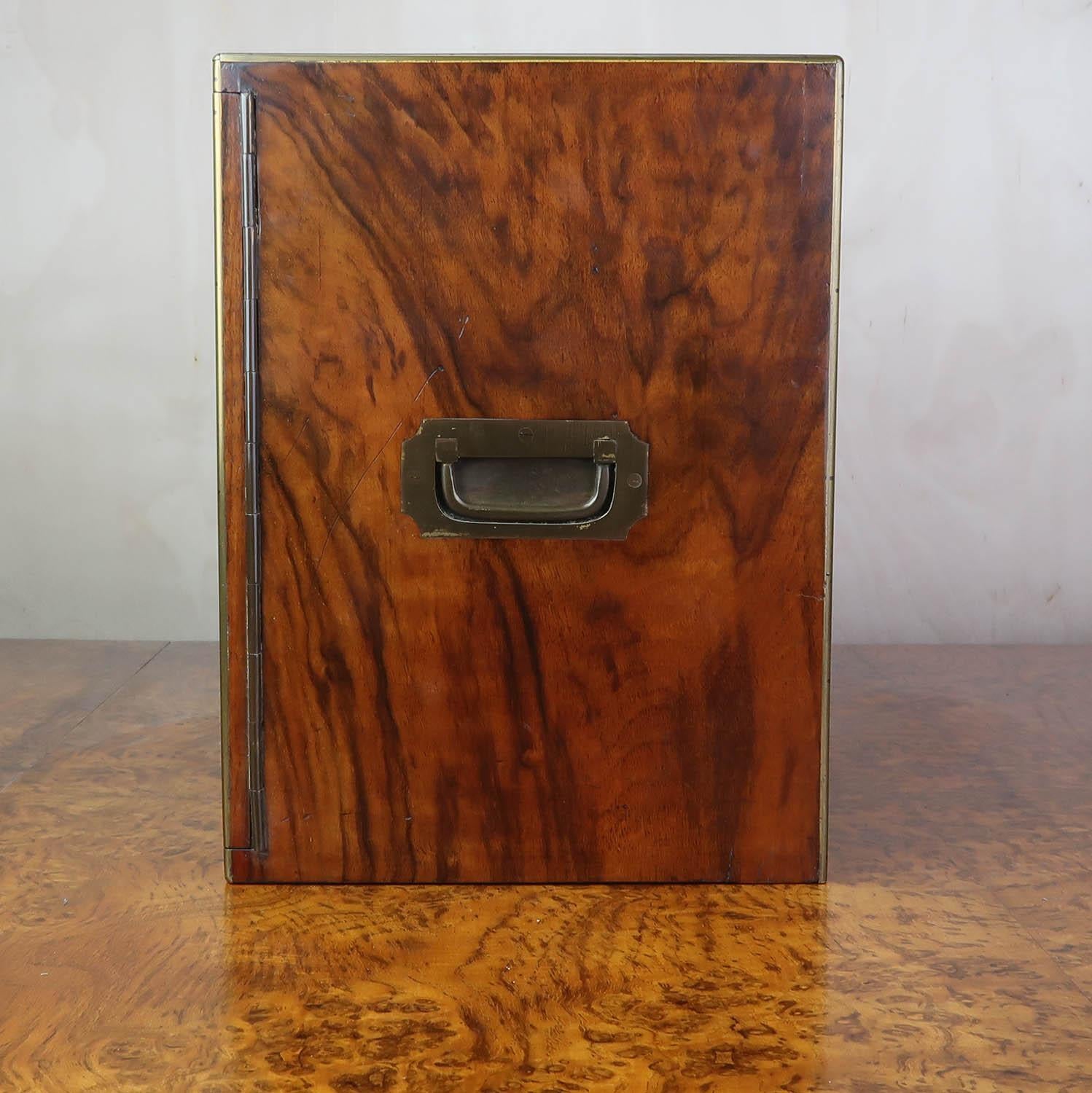Humidificador de puros antiguo de caballero en madera de nogal. Inglés C.1830 Latón