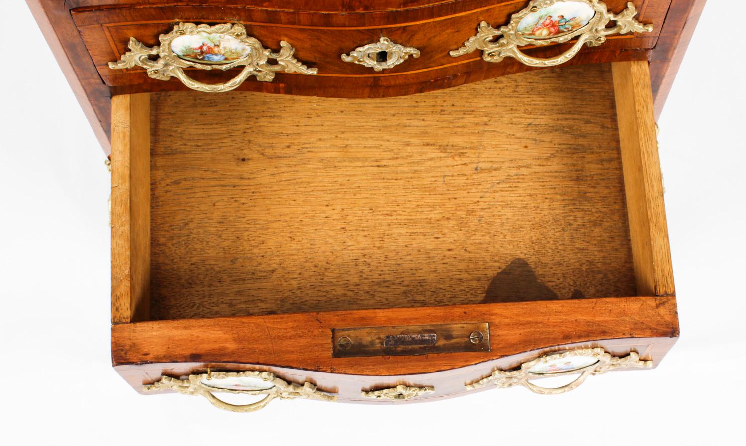 Antike Kommode aus Wurzelnussholz mit Intarsien, 19. Jahrhundert im Angebot 11