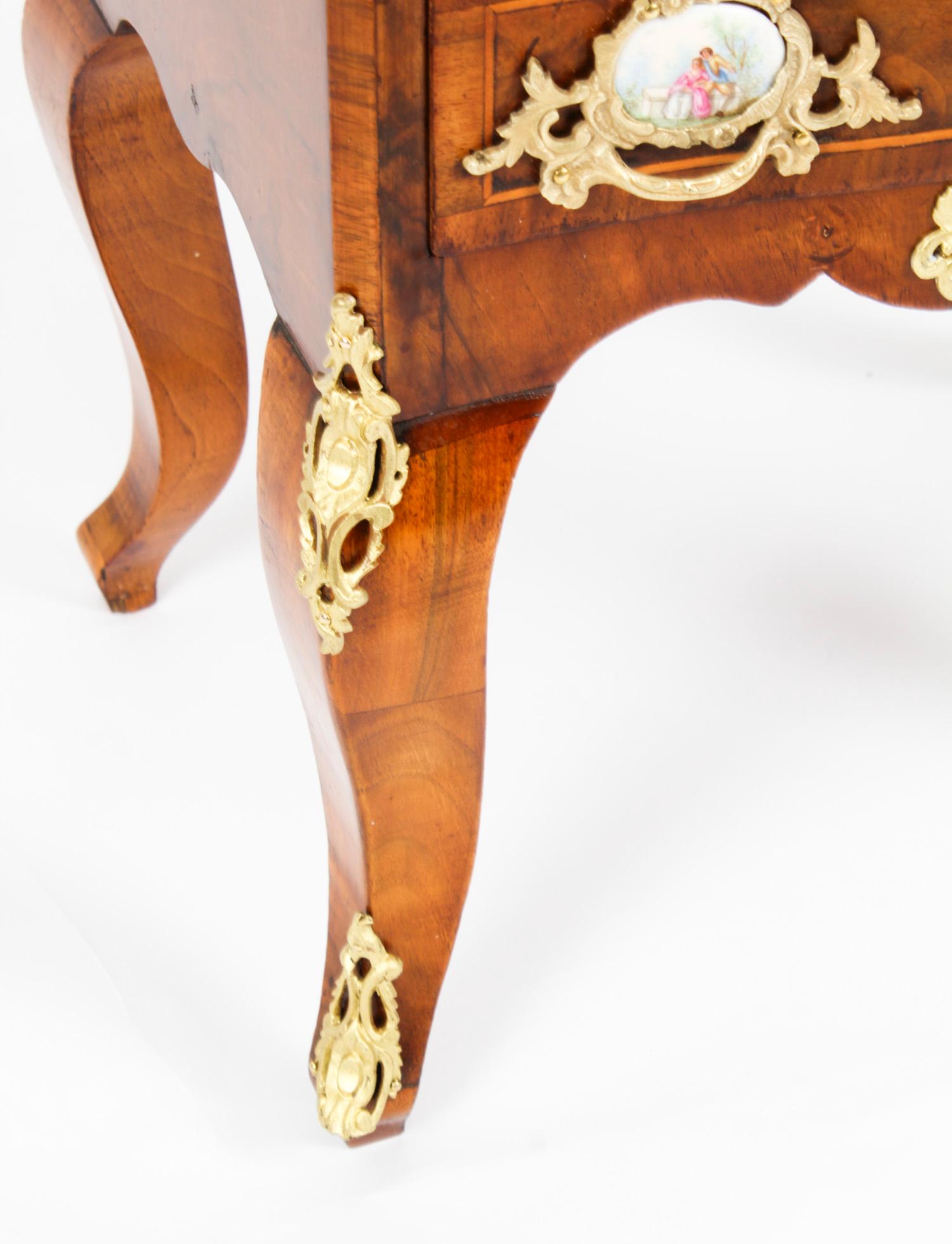 Antike Kommode aus Wurzelnussholz mit Intarsien, 19. Jahrhundert im Angebot 12
