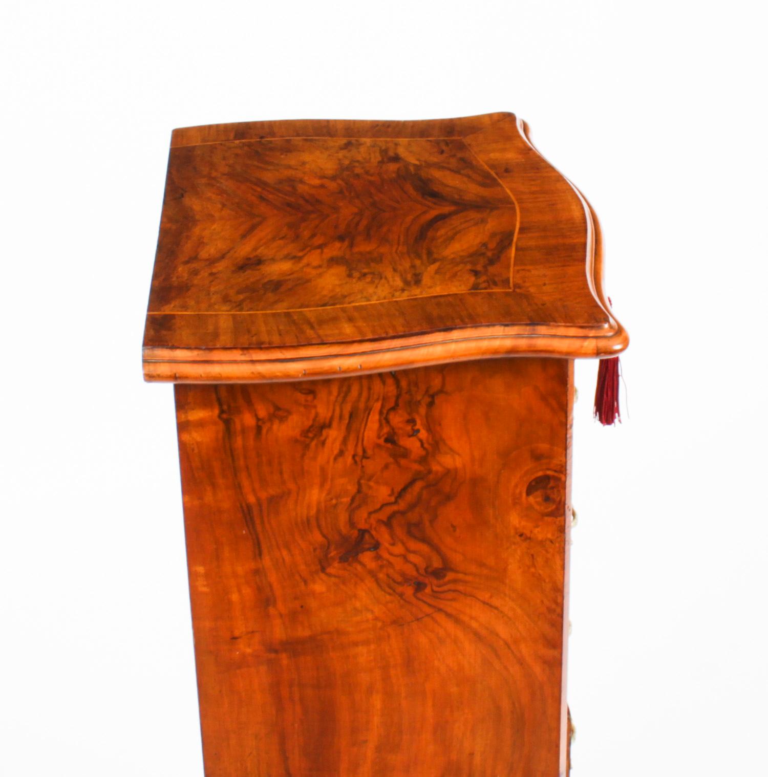 Antike Kommode aus Wurzelnussholz mit Intarsien, 19. Jahrhundert im Angebot 14