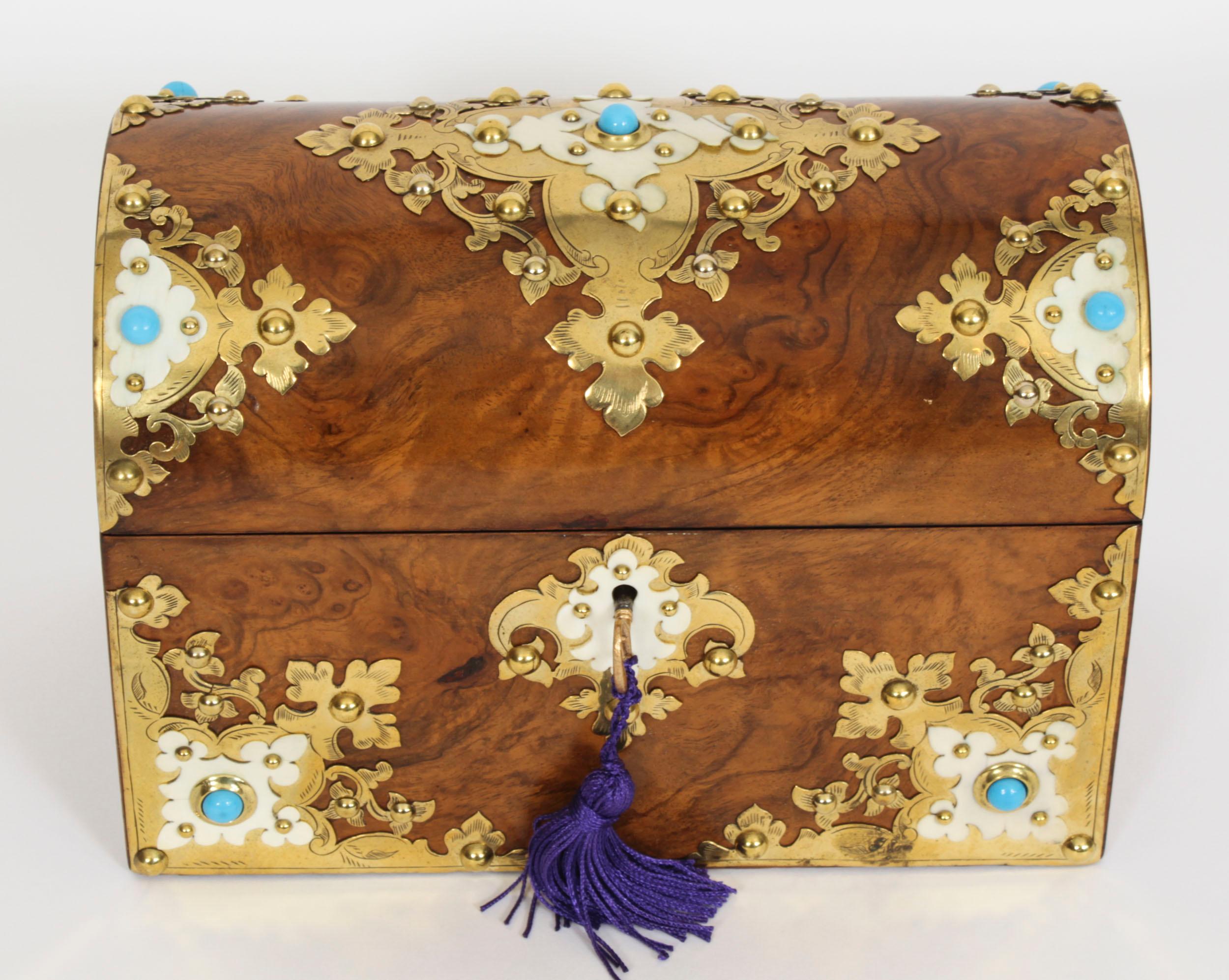 Dies ist eine wunderbare antike viktorianische Wurzelholz, Elfenbein, Messing und Türkis Perle montiert Schatulle, circa 1870 in Datum.

Diese wunderbare Schatulle hat einen gewölbten Klappdeckel mit kunstvollen, mit Messing beschlagenen