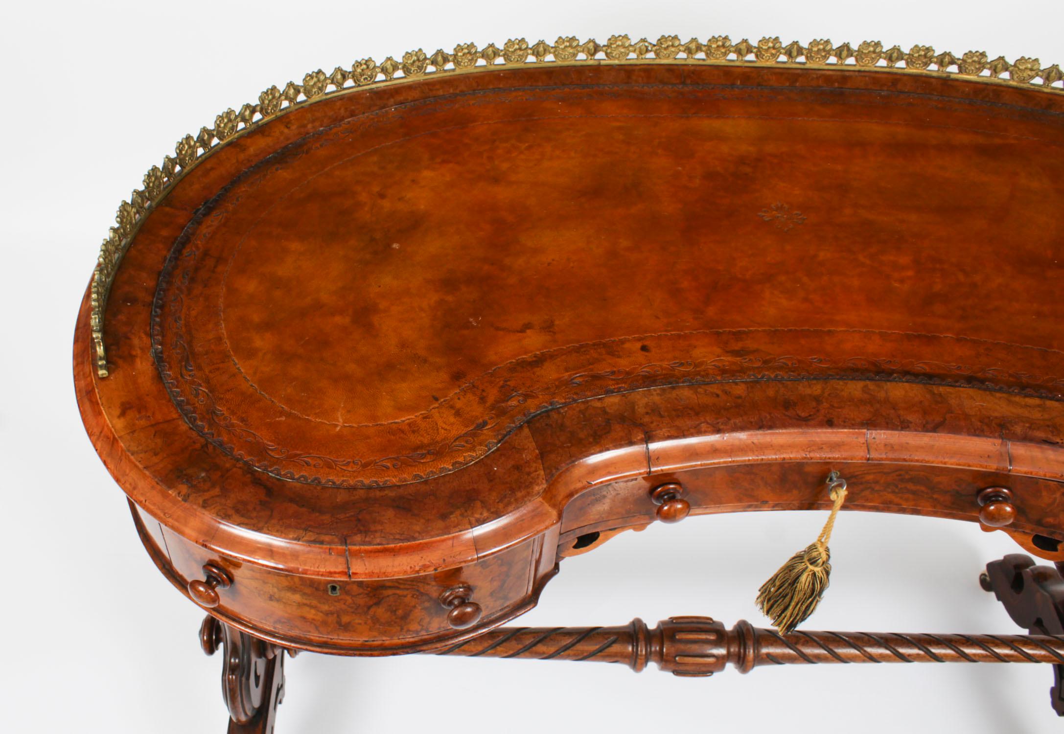 Antique Burr Walnut Kidney Writing Table Desk Bureau Plat 19th Century In Good Condition In London, GB