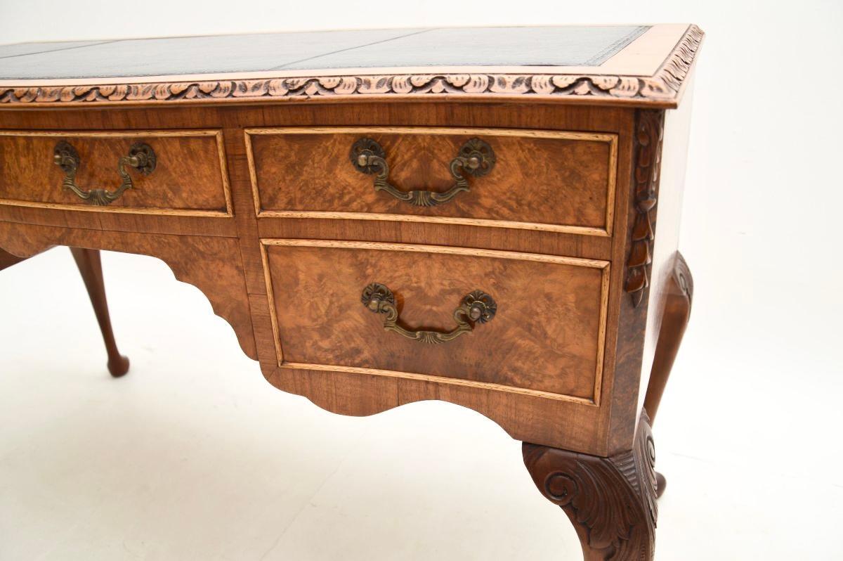 Bureau ancien en ronce de noyer avec dessus en cuir en vente 3