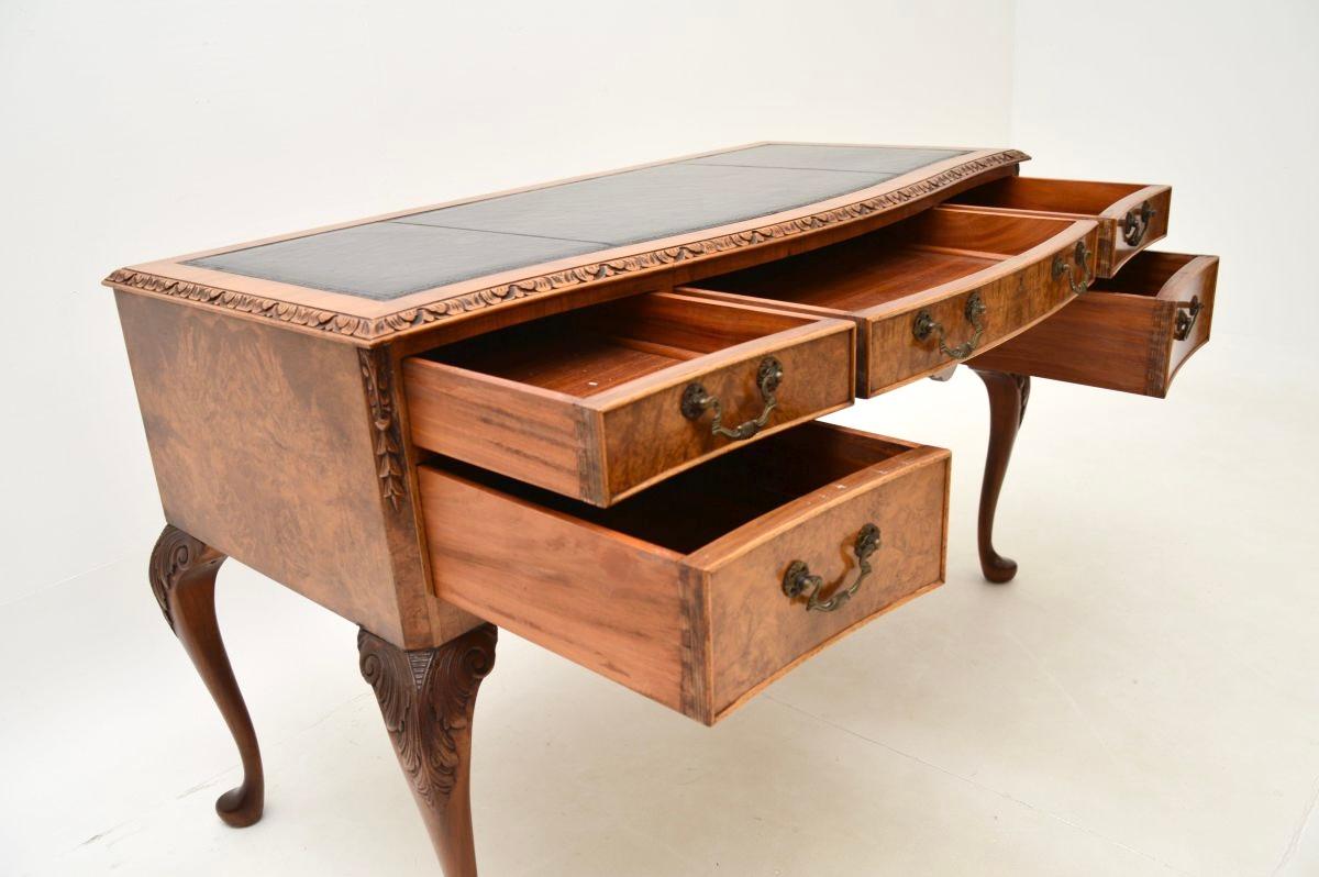 Bureau ancien en ronce de noyer avec dessus en cuir en vente 4