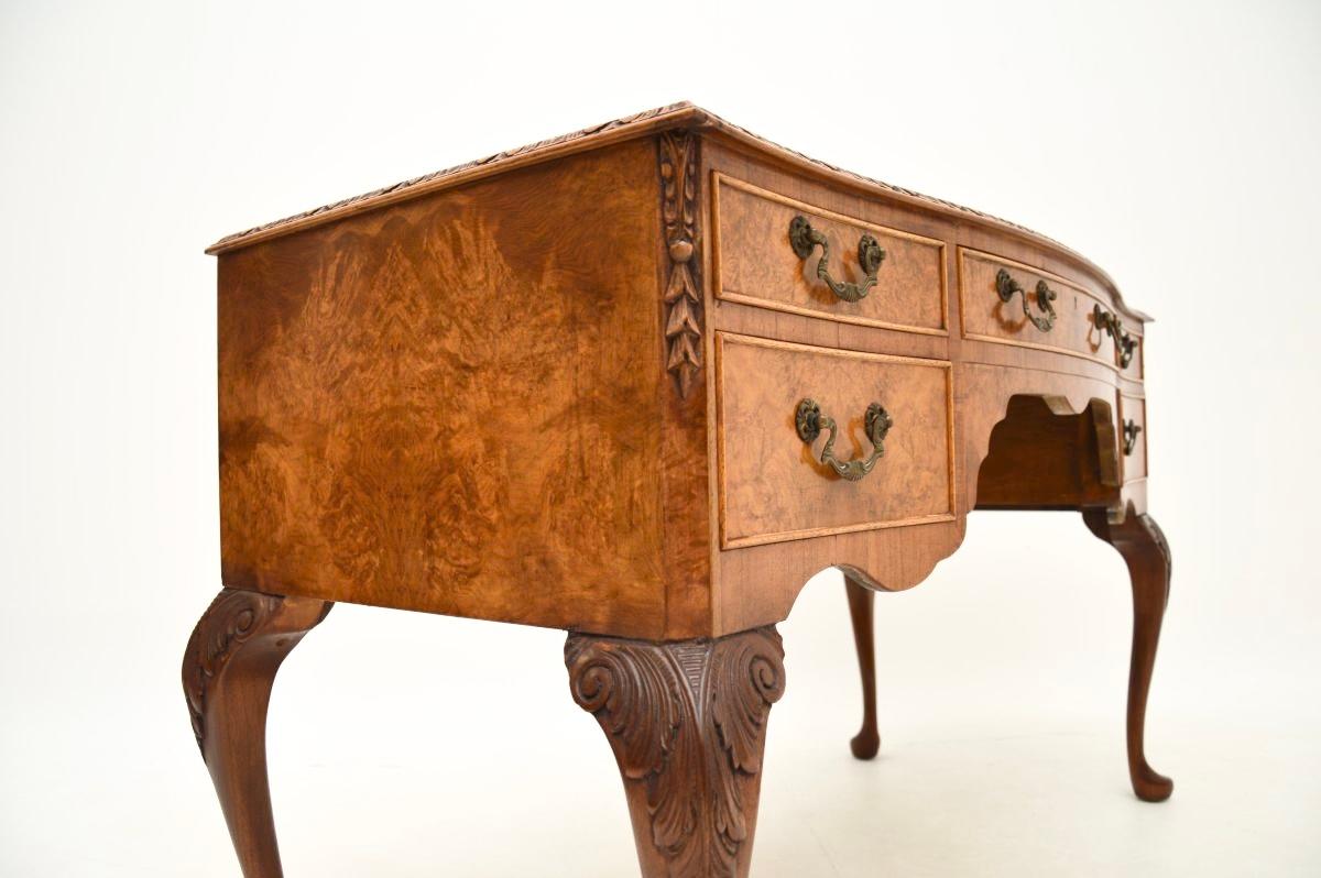 Bureau ancien en ronce de noyer avec dessus en cuir en vente 5
