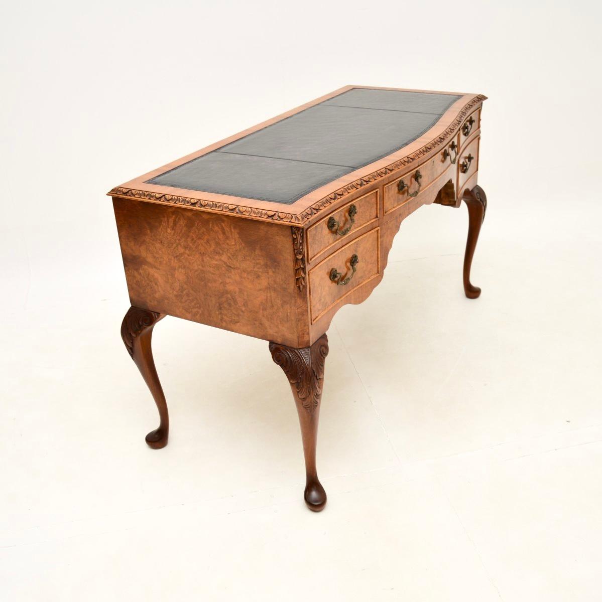Queen Anne Bureau ancien en ronce de noyer avec dessus en cuir en vente
