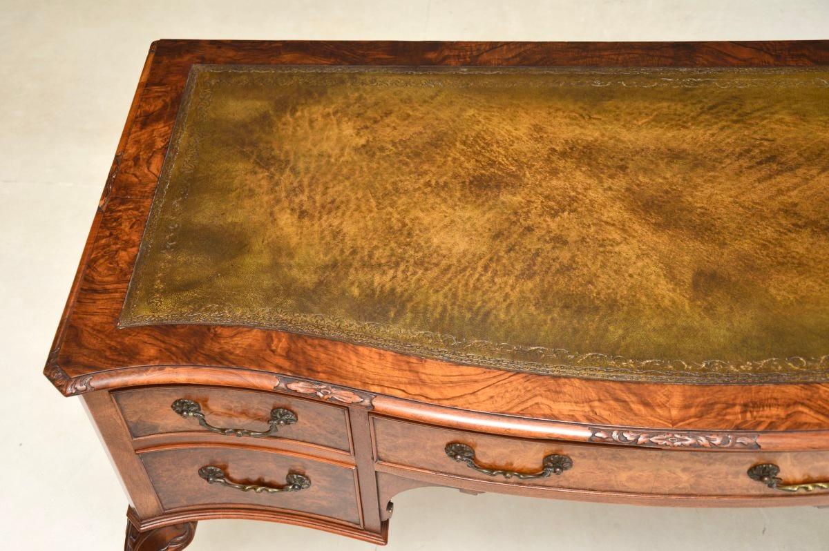 Bureau ancien en ronce de noyer avec dessus en cuir Bon état - En vente à London, GB