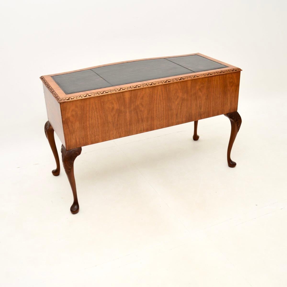 Bureau ancien en ronce de noyer avec dessus en cuir Bon état - En vente à London, GB