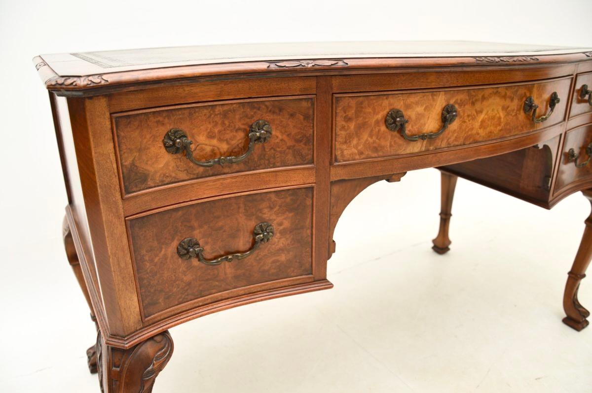 Antiker Schreibtisch mit Lederauflage aus Wurzelnussholz im Angebot 1