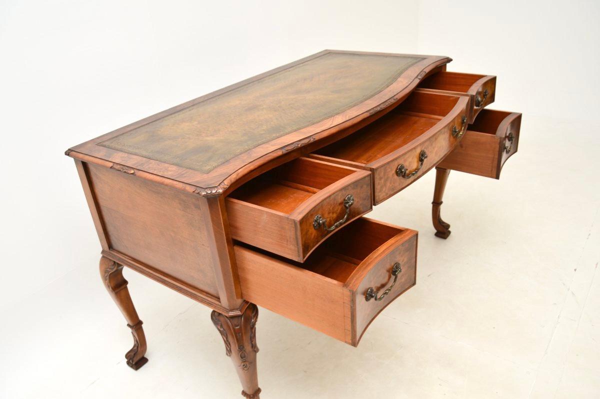 Bureau ancien en ronce de noyer avec dessus en cuir en vente 2