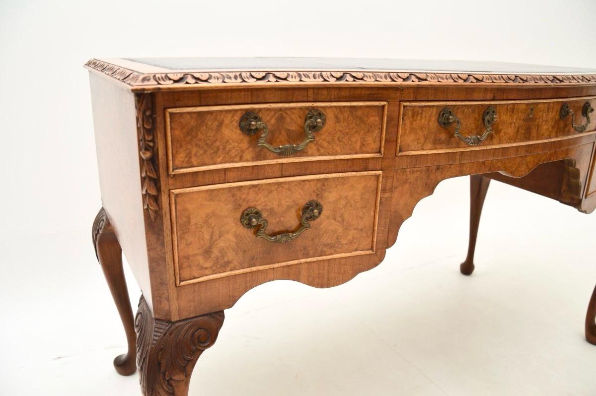 Bureau ancien en ronce de noyer avec dessus en cuir en vente 2
