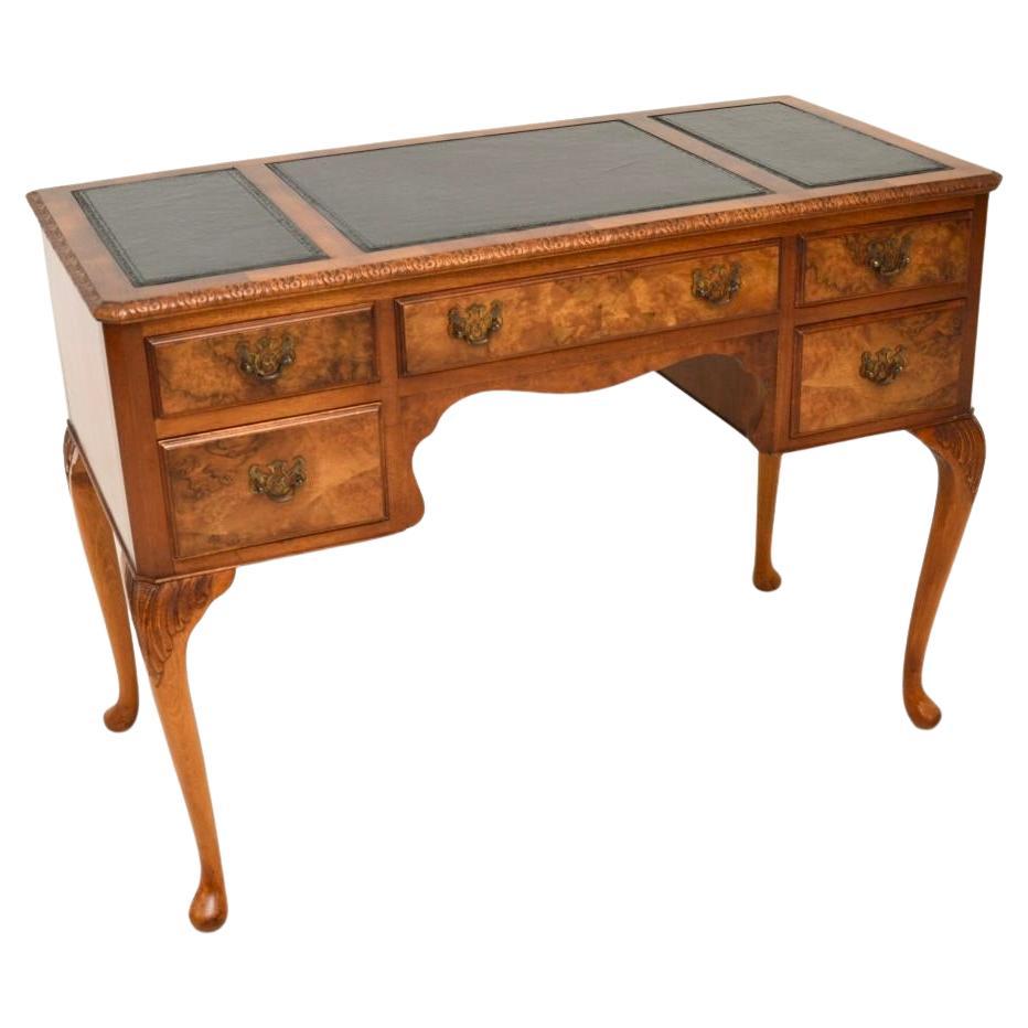 Bureau ancien en ronce de noyer avec dessus en cuir