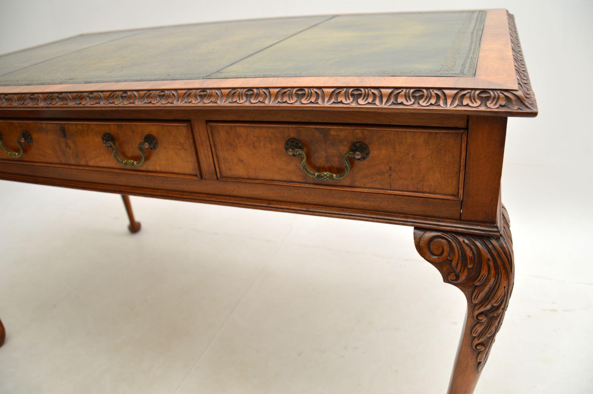 Antiker Schreibtisch / Schreibtisch mit Lederplatte aus Wurzelnussholz im Angebot 4