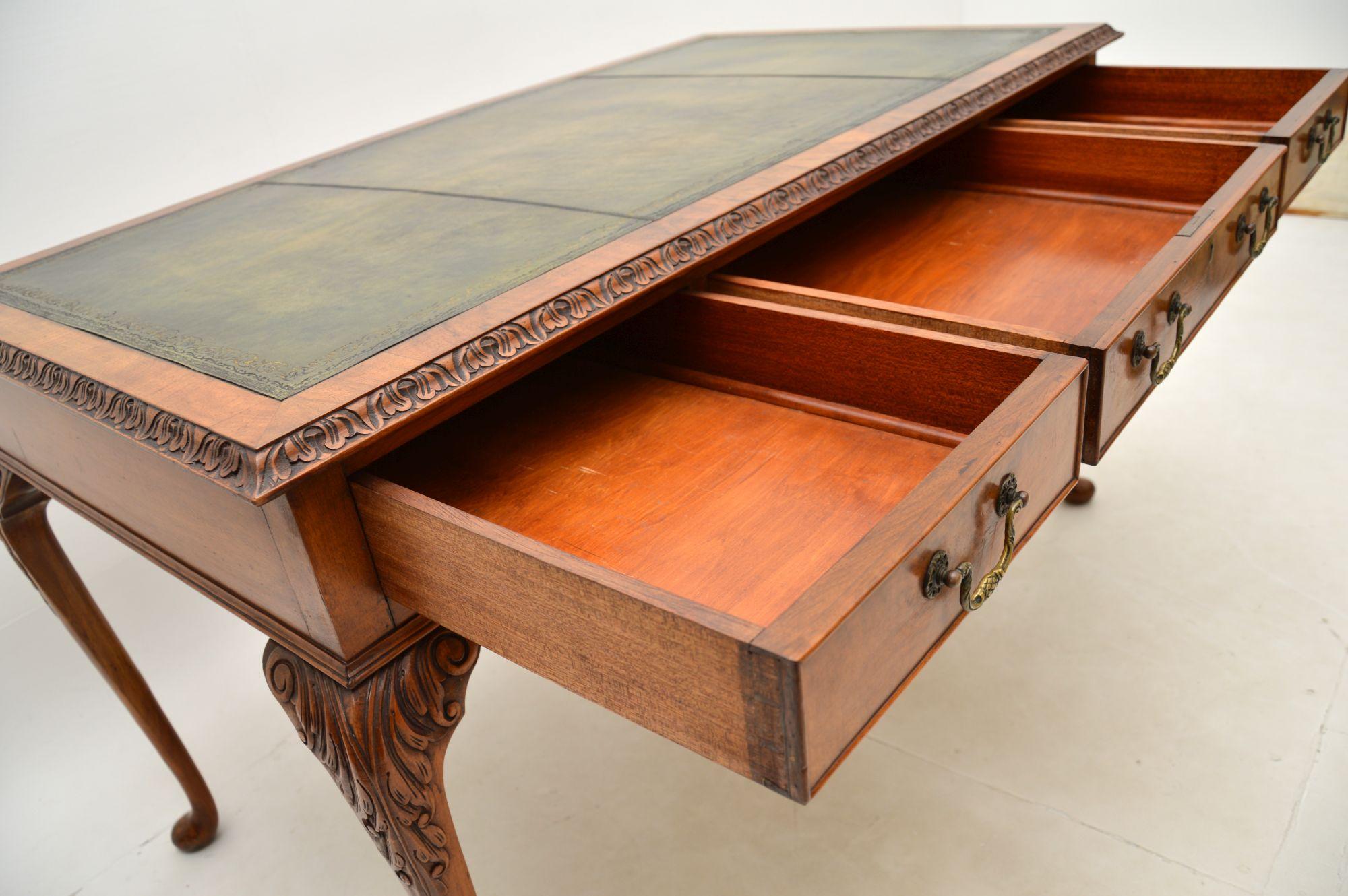 Antiker Schreibtisch / Schreibtisch mit Lederplatte aus Wurzelnussholz im Angebot 5