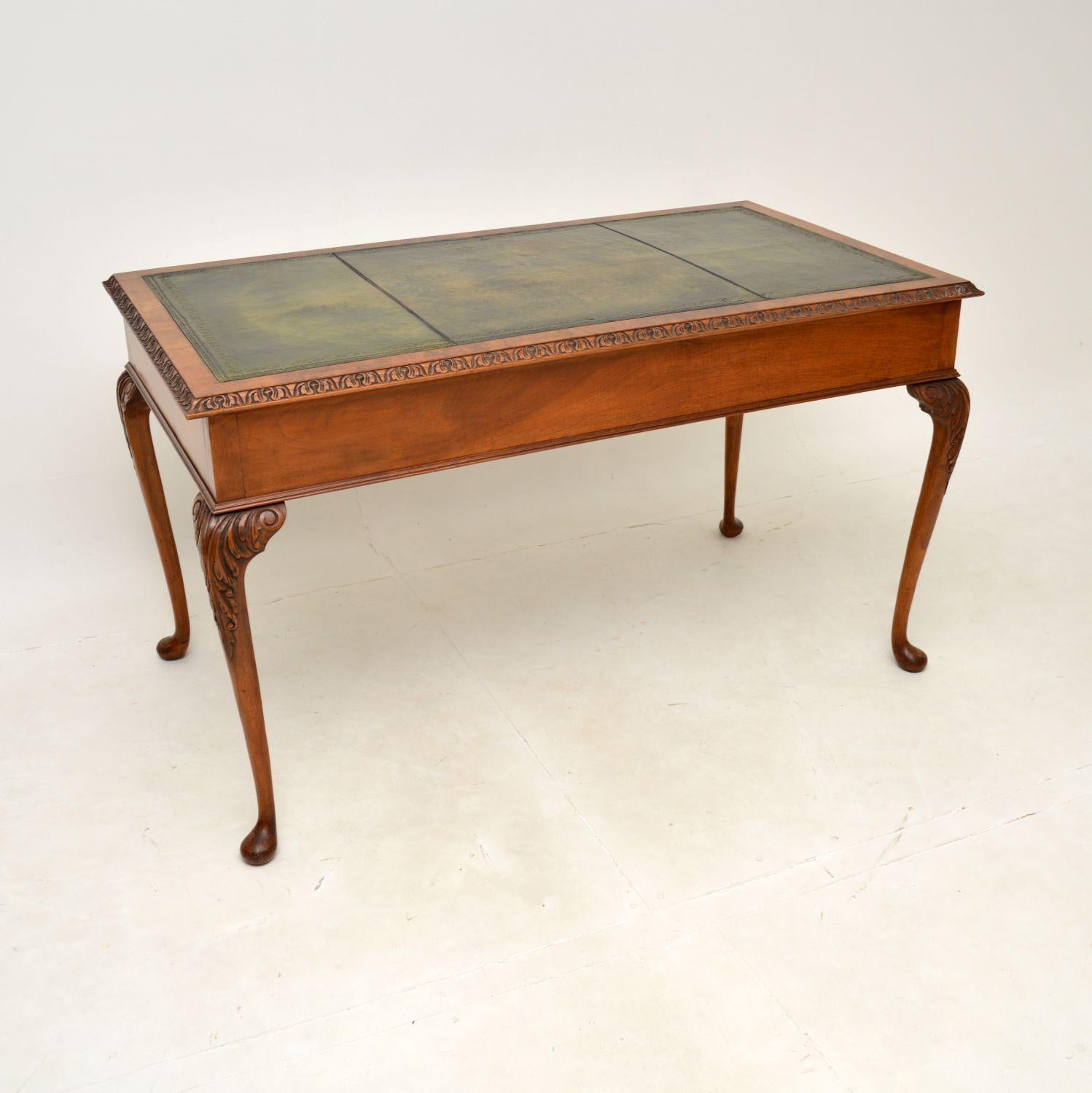 Antique Burr Walnut Leather Top Desk / Writing Table In Good Condition For Sale In London, GB