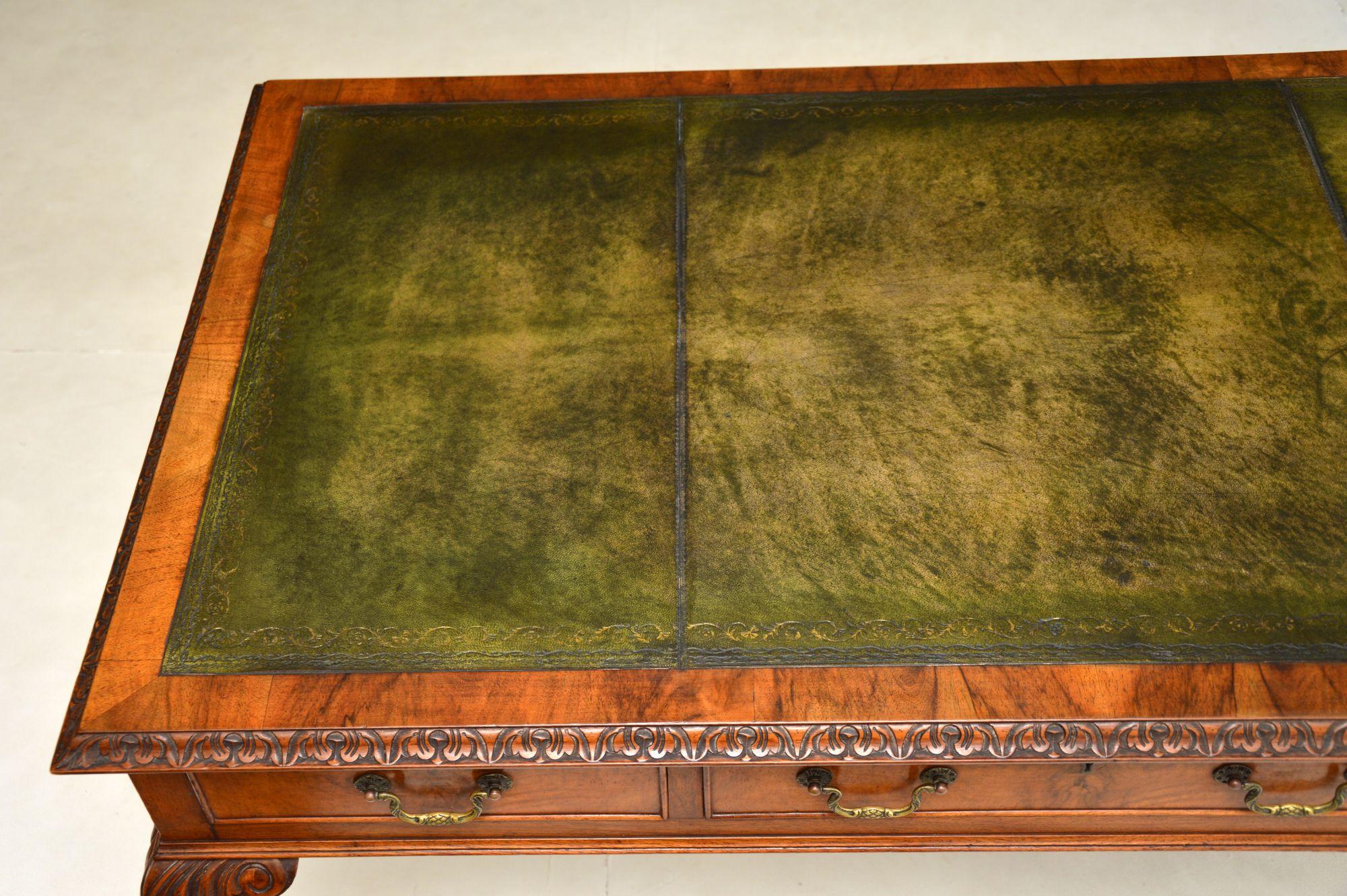 Antiker Schreibtisch / Schreibtisch mit Lederplatte aus Wurzelnussholz (Frühes 20. Jahrhundert) im Angebot