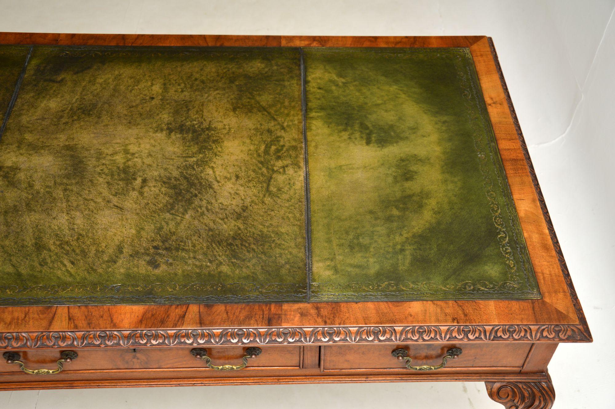 Antiker Schreibtisch / Schreibtisch mit Lederplatte aus Wurzelnussholz im Angebot 1