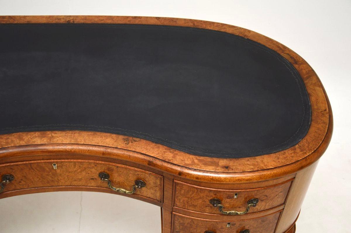 Bureau ancien en ronce de noyer à plateau de cuir en forme de rein en vente 3