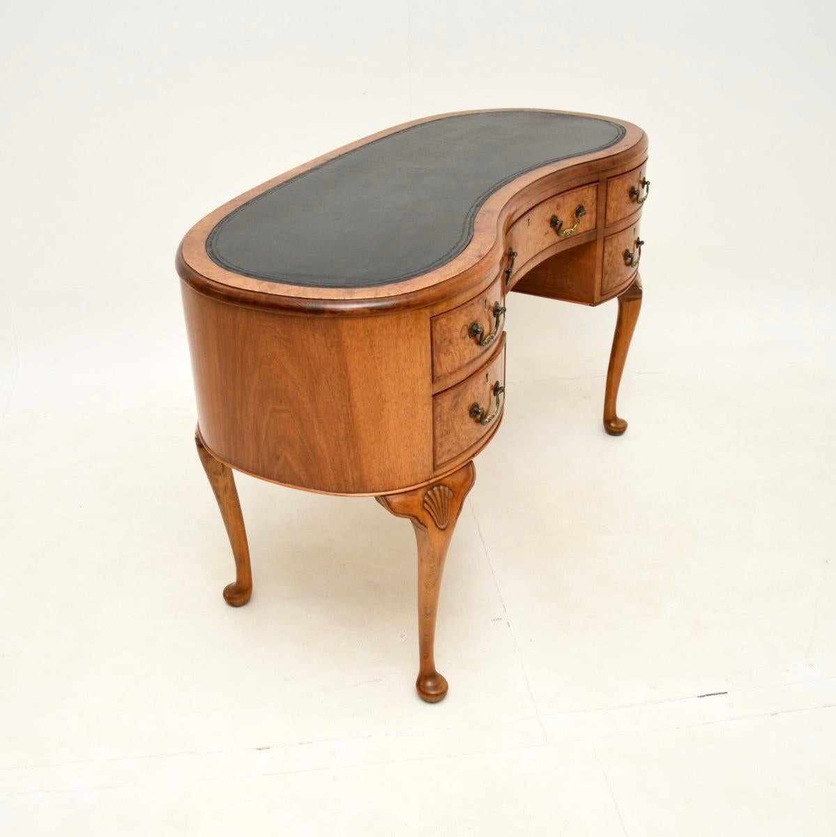 Queen Anne Bureau ancien en ronce de noyer à plateau de cuir en forme de rein en vente