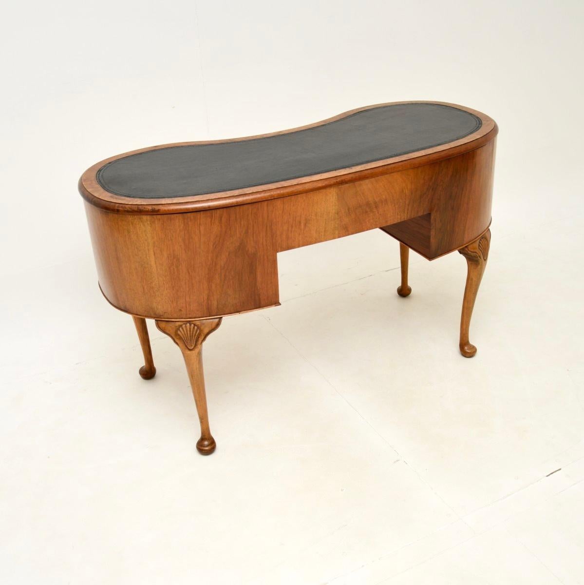 Bureau ancien en ronce de noyer à plateau de cuir en forme de rein Bon état - En vente à London, GB