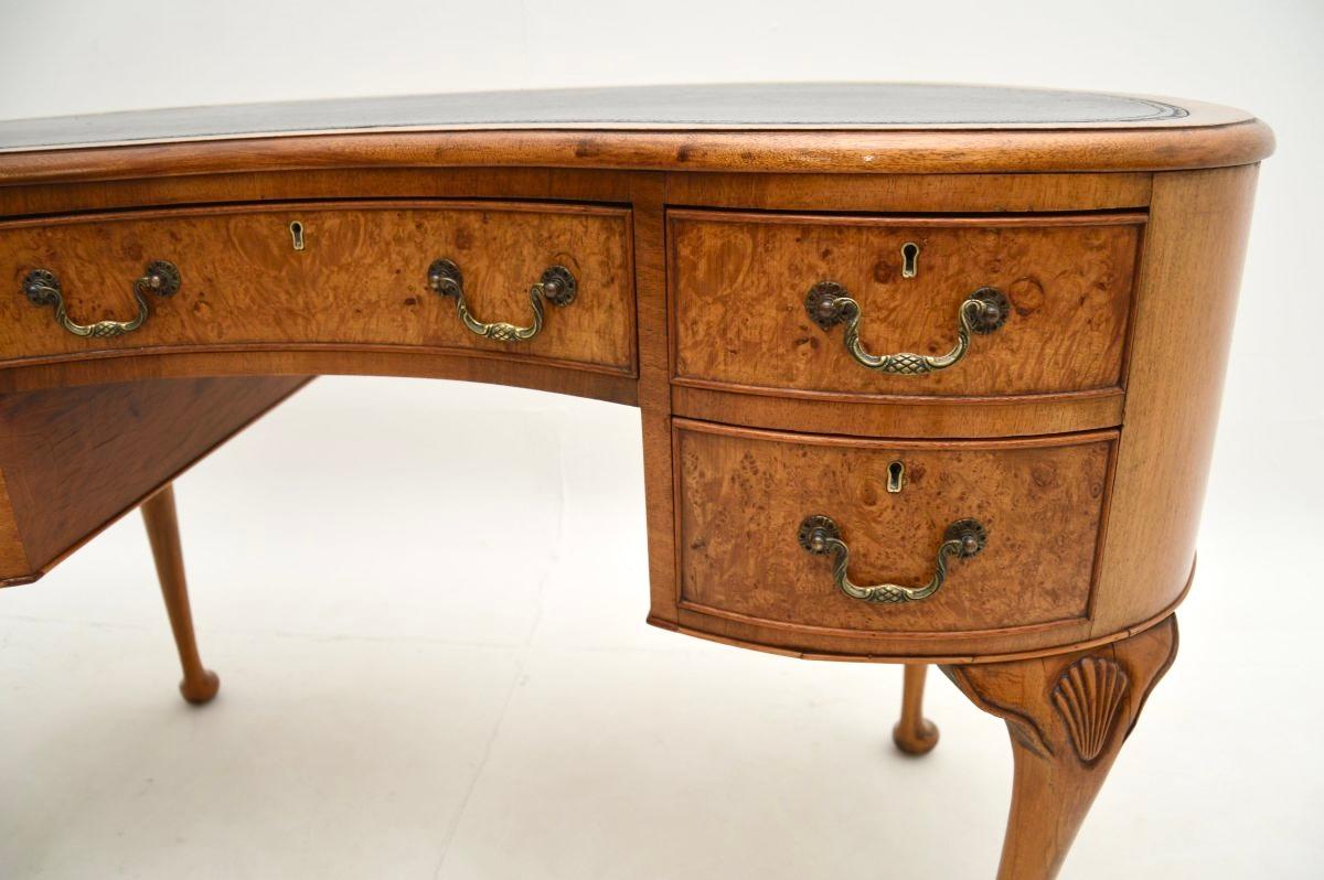 Cuir Bureau ancien en ronce de noyer à plateau de cuir en forme de rein en vente