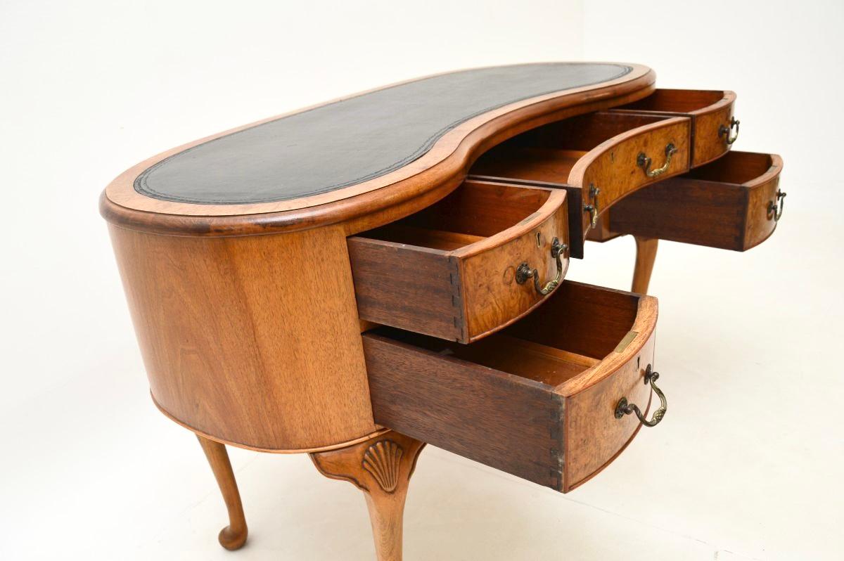Bureau ancien en ronce de noyer à plateau de cuir en forme de rein en vente 1