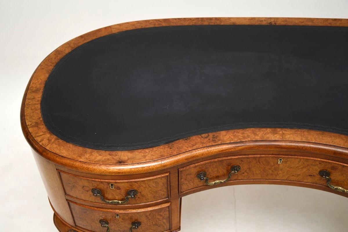 Bureau ancien en ronce de noyer à plateau de cuir en forme de rein en vente 2