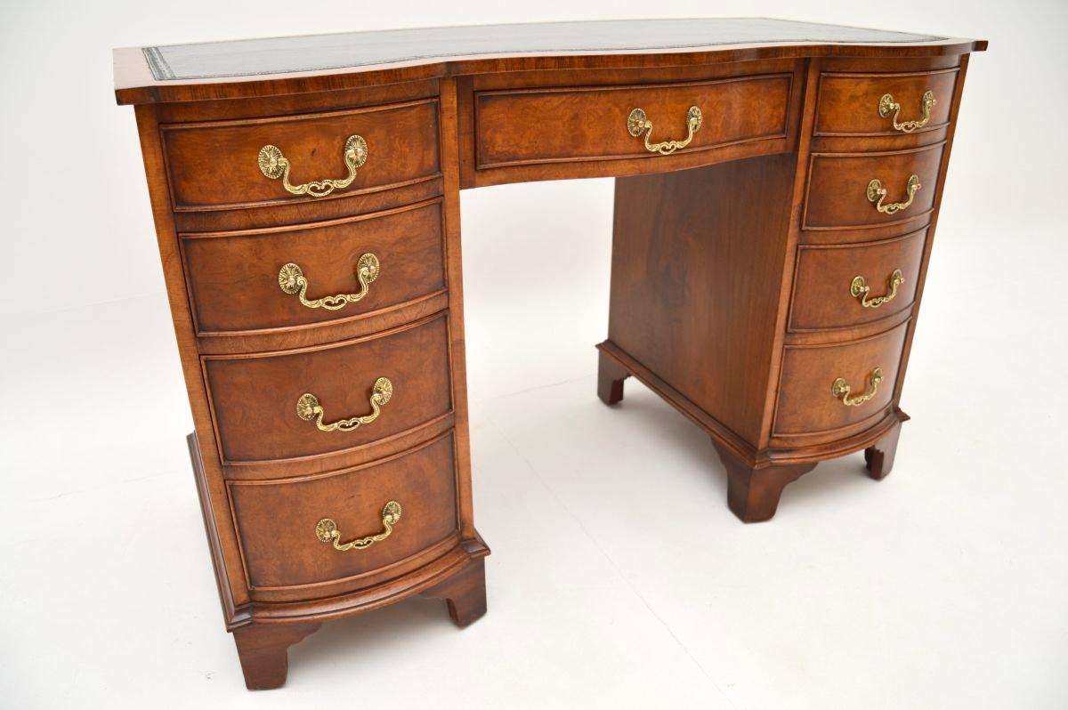 Bureau ancien en ronce de noyer avec plateau en cuir The Pedestal en vente 3