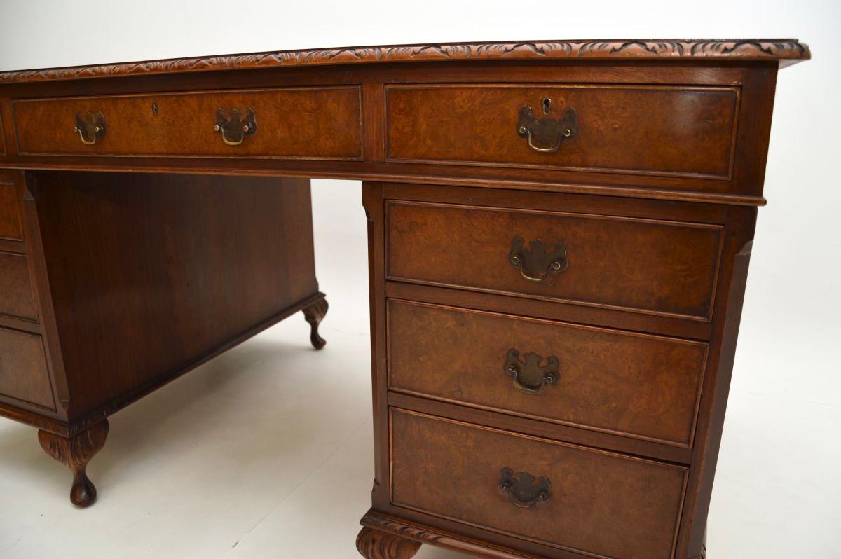 Antiker Pedestal-Schreibtisch mit Lederauflage aus Wurzelnussholz im Angebot 4