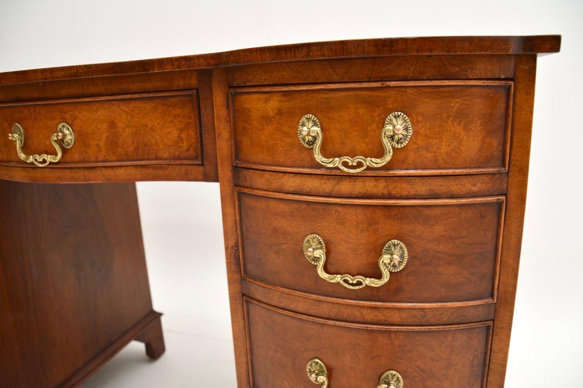 Bureau ancien en ronce de noyer avec plateau en cuir The Pedestal en vente 4
