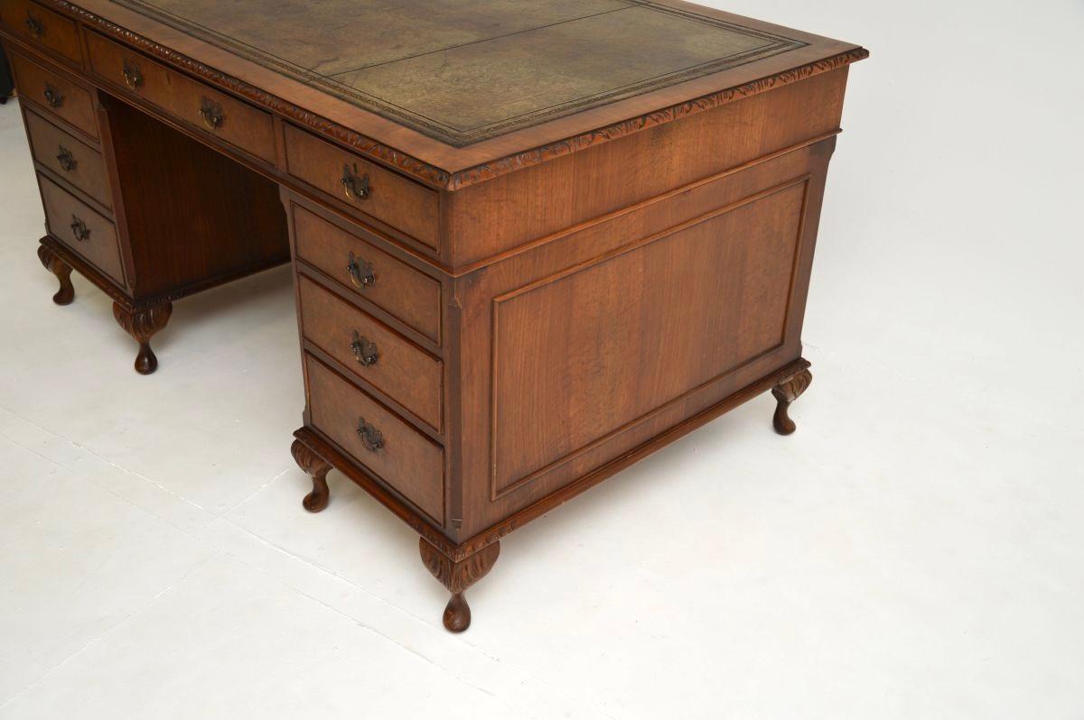 Antiker Pedestal-Schreibtisch mit Lederauflage aus Wurzelnussholz im Angebot 5