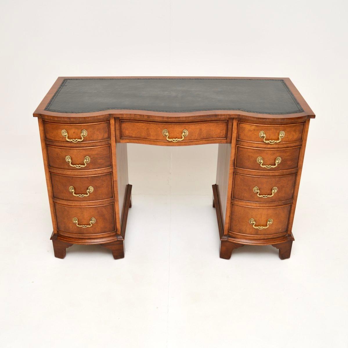 Un fantastique bureau ancien en ronce de noyer avec un plateau en cuir. De style géorgien, il date des années 1930 environ.

La qualité est superbe, avec une belle surface d'écriture en cuir inséré et des bords estampés. Les veines de la ronce de