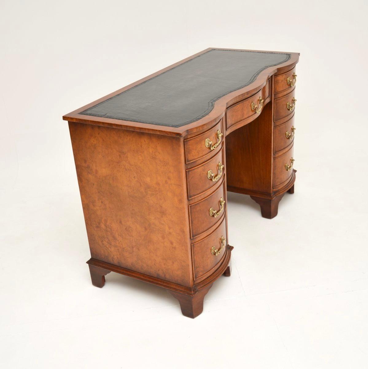 Georgien Bureau ancien en ronce de noyer avec plateau en cuir The Pedestal en vente