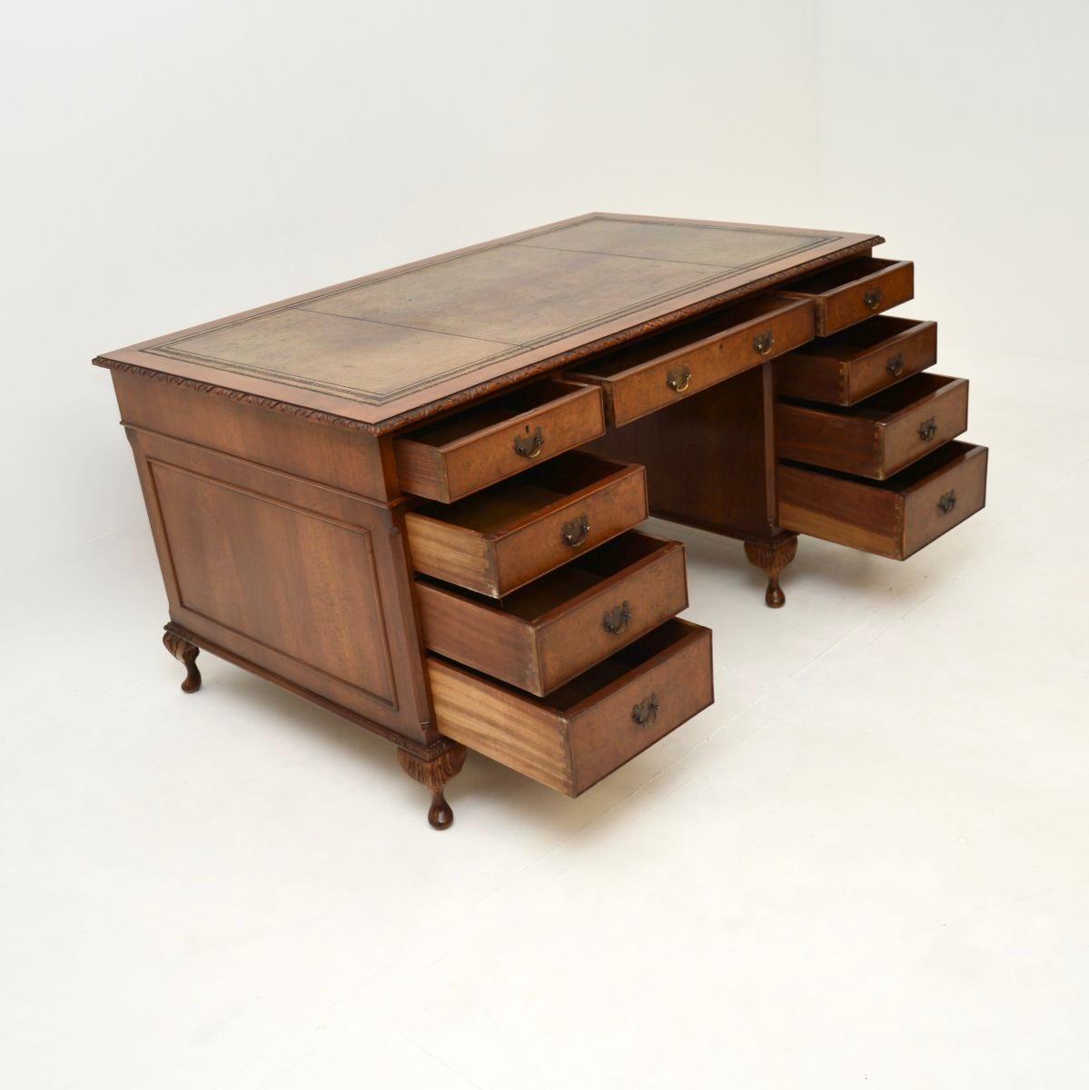 Antiker Pedestal-Schreibtisch mit Lederauflage aus Wurzelnussholz (Georgian) im Angebot