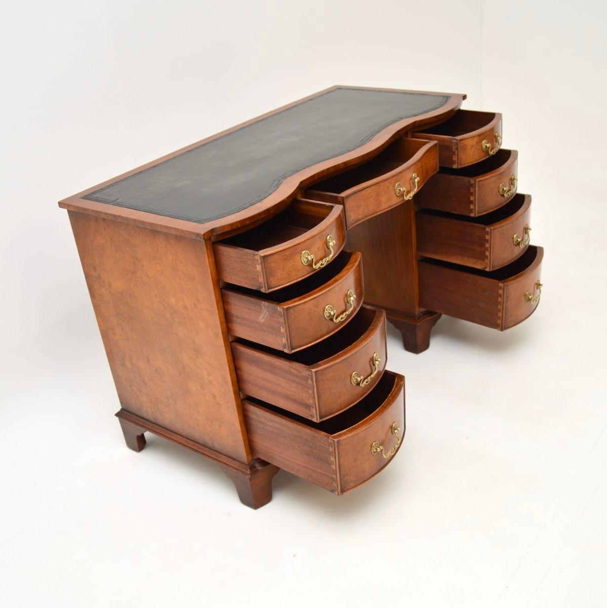 Britannique Bureau ancien en ronce de noyer avec plateau en cuir The Pedestal en vente