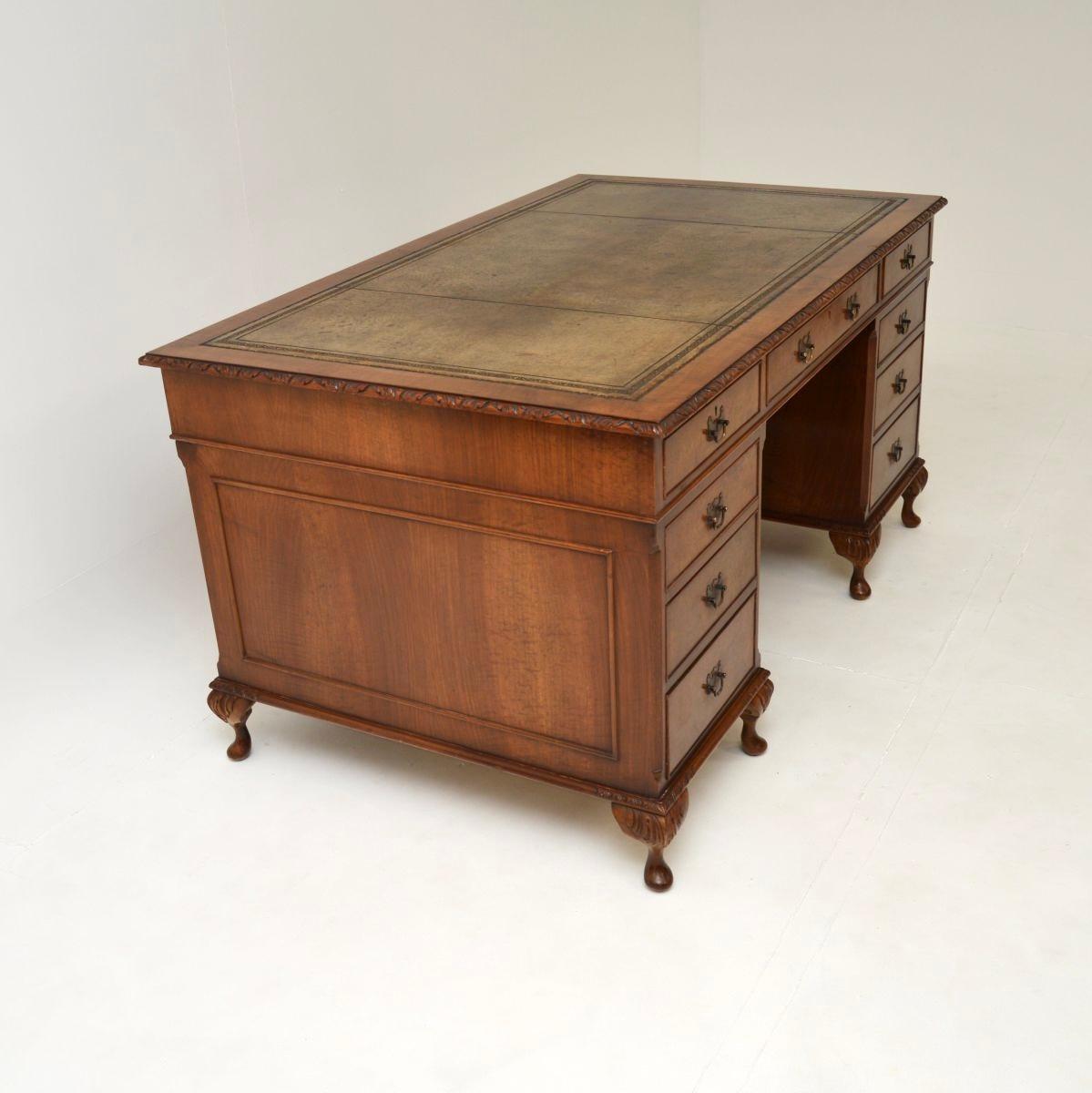 Antiker Pedestal-Schreibtisch mit Lederauflage aus Wurzelnussholz (Britisch) im Angebot