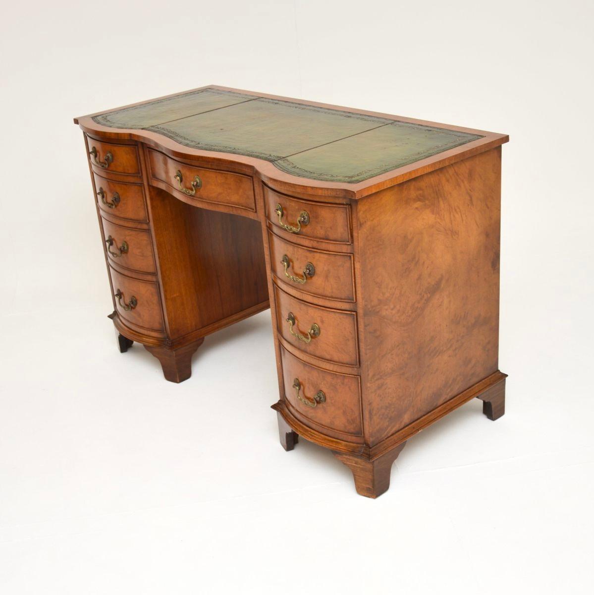 Antique Burr Walnut Leather Top Pedestal Desk In Good Condition For Sale In London, GB