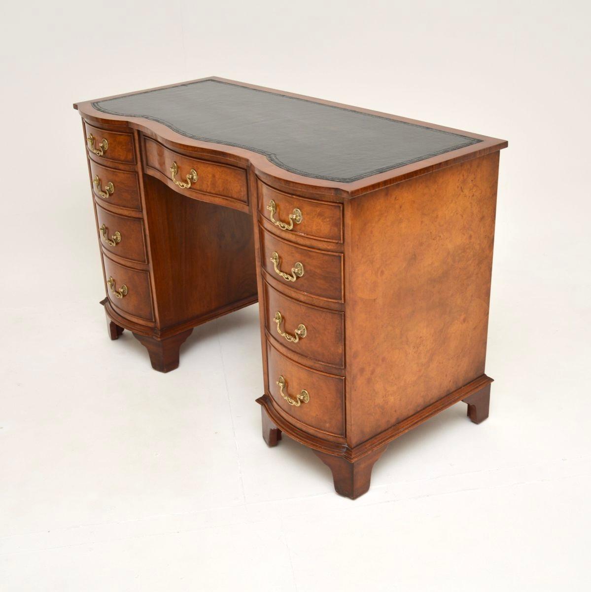 Bureau ancien en ronce de noyer avec plateau en cuir The Pedestal Bon état - En vente à London, GB