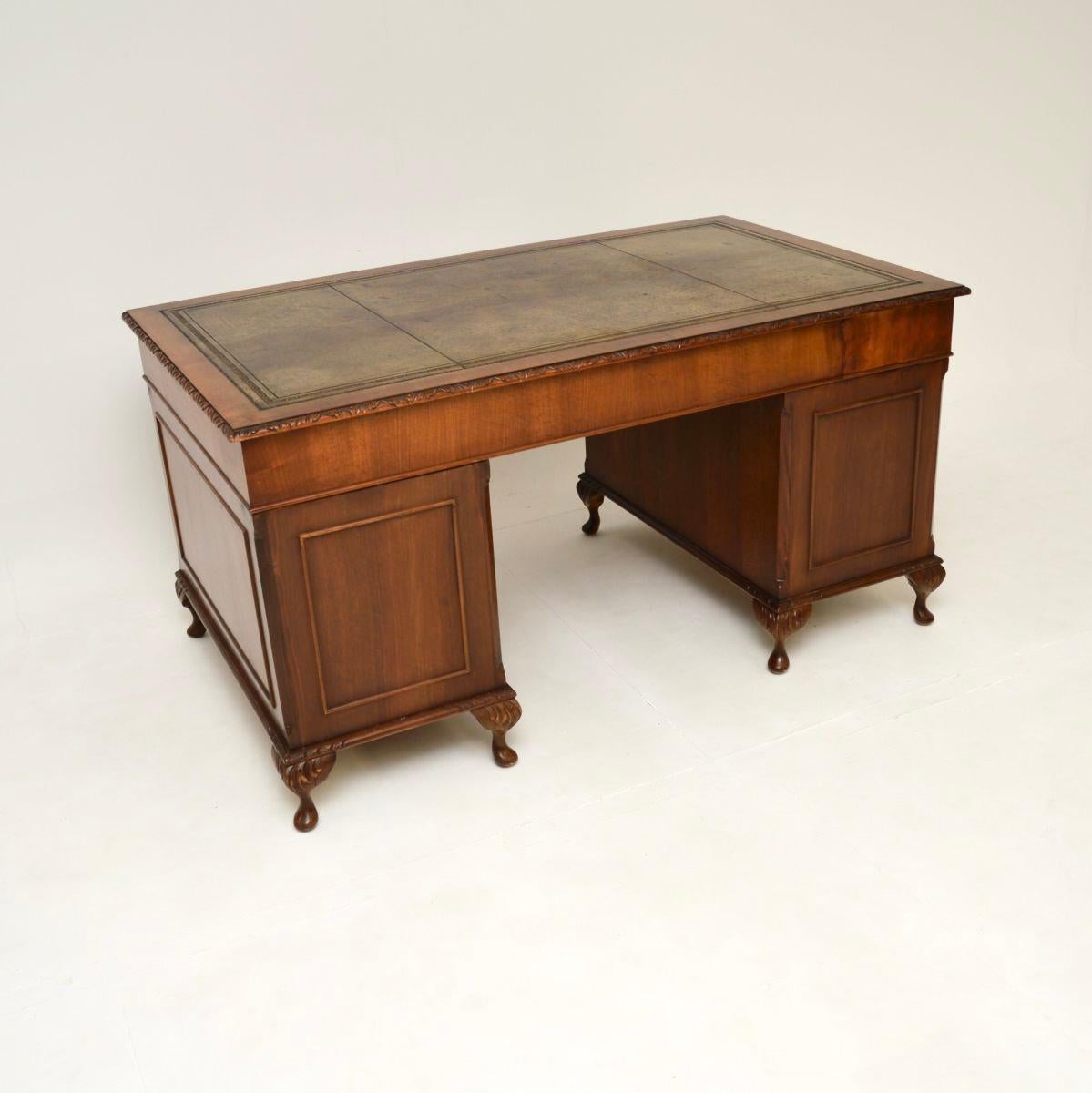 Antiker Pedestal-Schreibtisch mit Lederauflage aus Wurzelnussholz im Zustand „Gut“ im Angebot in London, GB