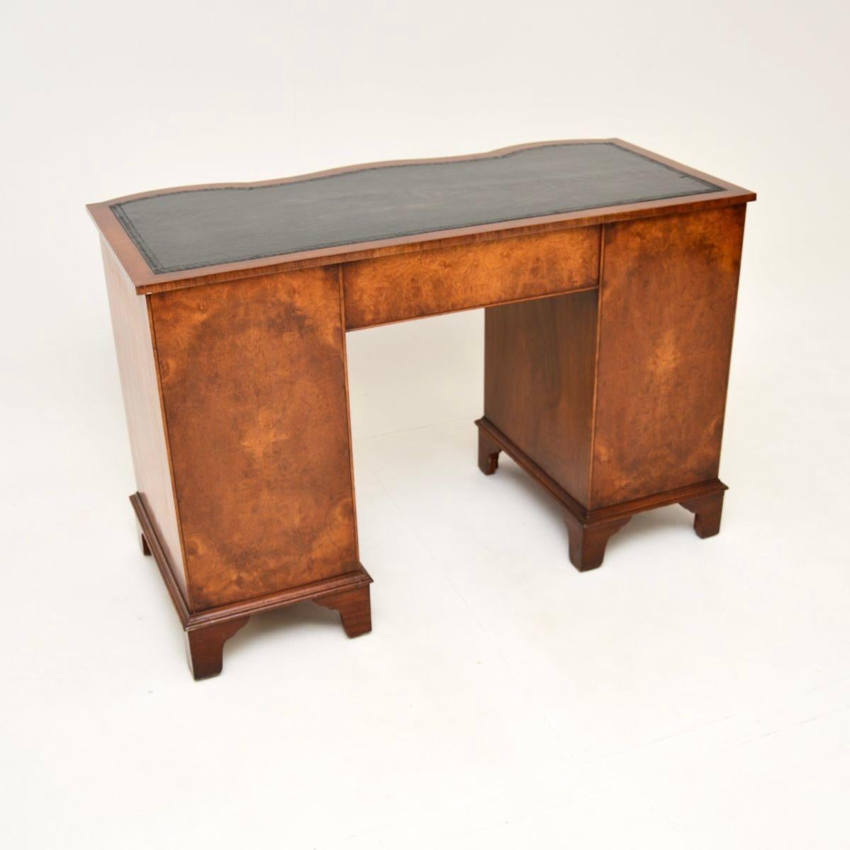 Milieu du XXe siècle Bureau ancien en ronce de noyer avec plateau en cuir The Pedestal en vente