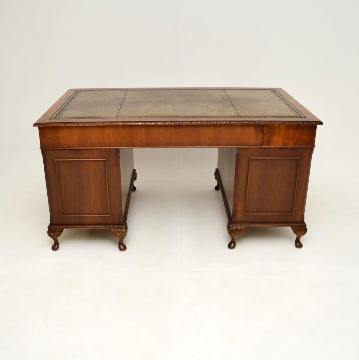 Antiker Pedestal-Schreibtisch mit Lederauflage aus Wurzelnussholz (Mitte des 20. Jahrhunderts) im Angebot