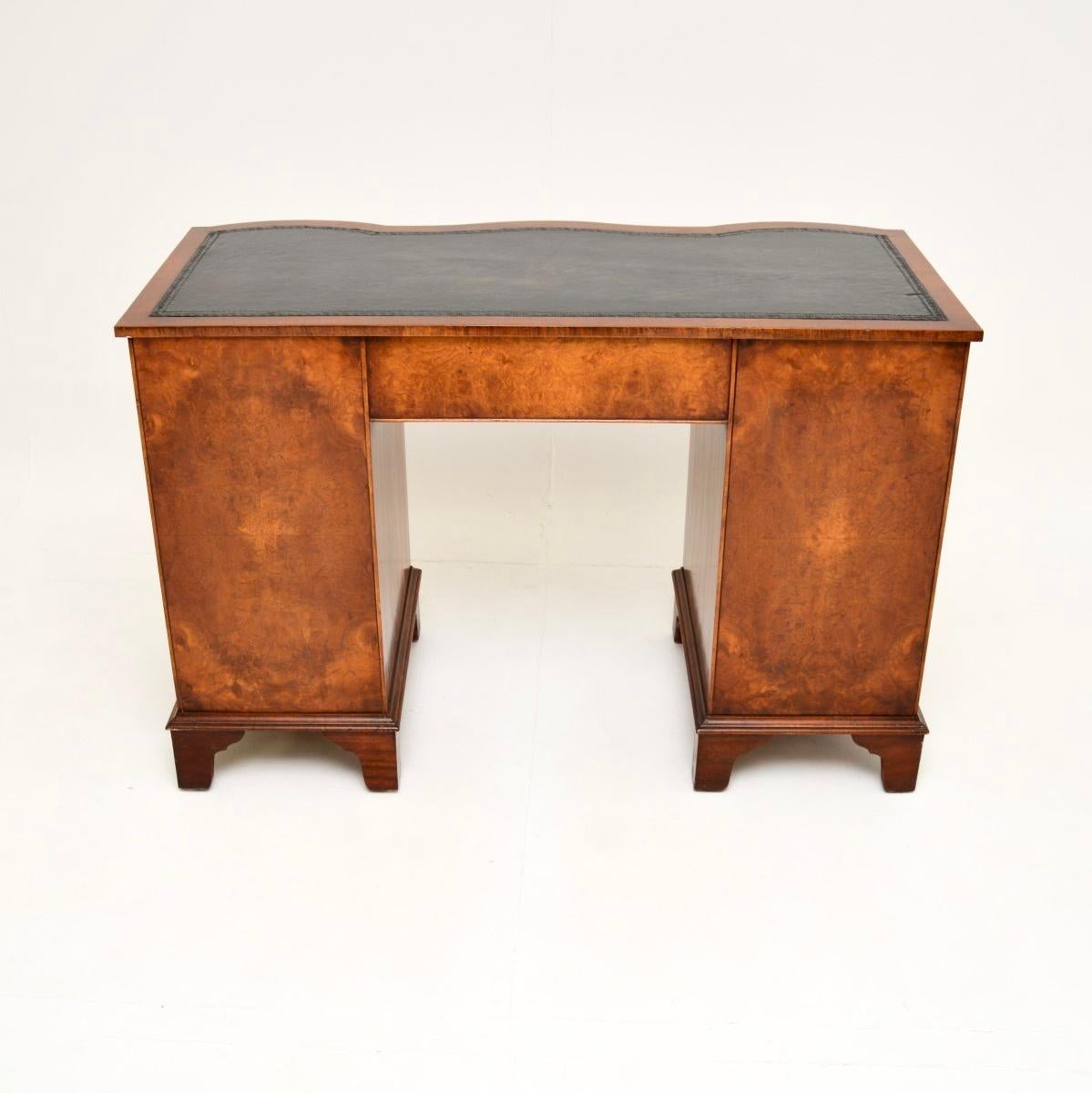 Cuir Bureau ancien en ronce de noyer avec plateau en cuir The Pedestal en vente