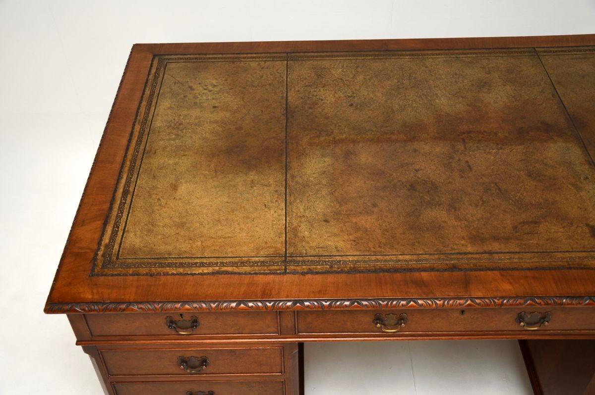 Antiker Pedestal-Schreibtisch mit Lederauflage aus Wurzelnussholz im Angebot 1